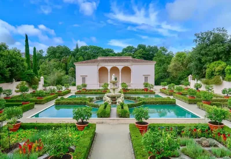 Jardín profesional diseñado por Jardinería Jofeva en Madrid - diseño paisajístico con setos y flores